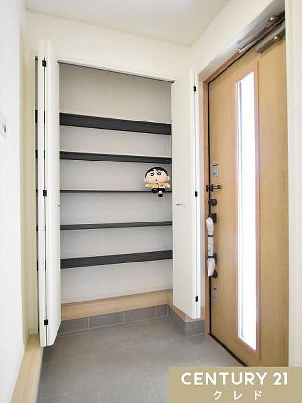 天井まで高さのある大容量のシューズボックスを完備。棚板は可動式のため、ブーツなど高さのある靴もすっきり収納できます。