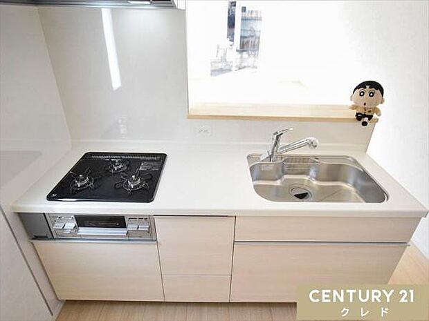 リビングで遊ぶお子さまを見守りながら調理ができる、安心の対面式キッチン。清潔感あふれる空間で、毎日の家事も楽しくなりそうです。