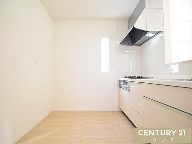 キッチンは大人2人が並んでもゆとりのある広さで、毎日の家事の時間も快適に。お子さまの「やってみたい!」にも、笑顔で応えたくなる空間です。