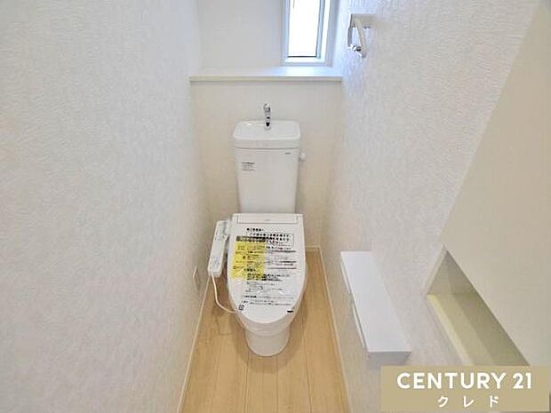 快適性と衛生面を兼ね備えたウォシュレット機能付きトイレ。窓付きで明るく、換気もしやすい空間で、日常的に清潔を保てます。