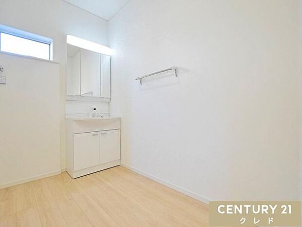 1.5坪のゆとりある洗面室は、ご家族が並んで朝の身支度をしても余裕の広さ。空いたスペースにはリネン庫や収納棚を置くことも可能です。