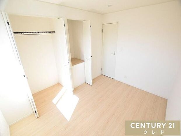 【洋室6帖】ホワイト×木目調の明るく清潔感のある洋室。シンプルな内装なので、お好みの家具を置いて自分好みの空間を作ることができます。