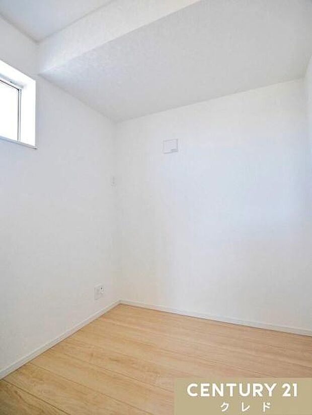 【テレワークルーム】集中して作業ができる2帖のテレワークルーム。小窓から自然光が入り、換気も可能。コンセントも完備しており、快適な在宅ワーク環境が整っています。