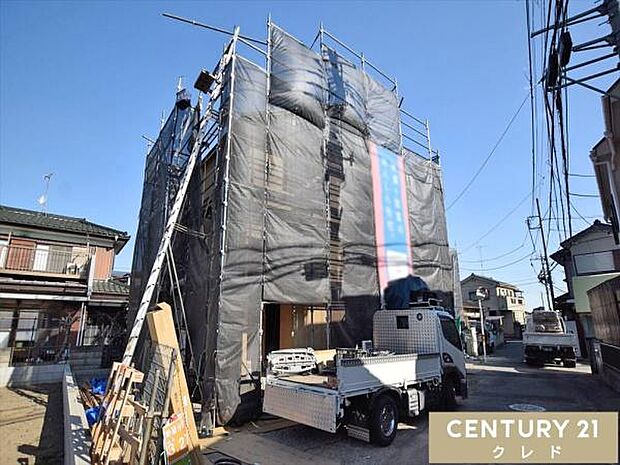 周辺にはスーパーなどの商業施設に加え、教育機関も充実。子育て世帯にも嬉しい、便利で安心な住環境が整っています。