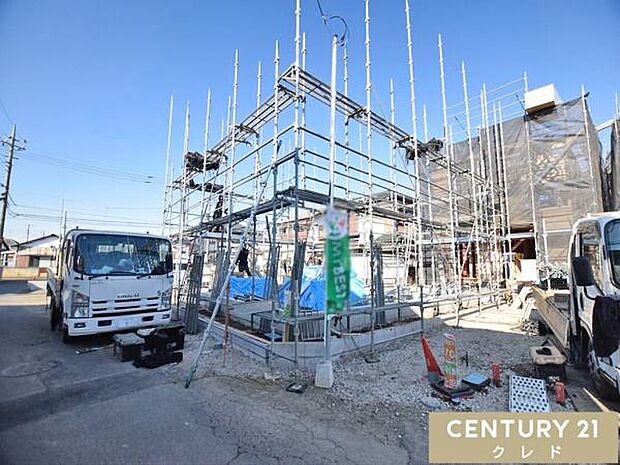 建物を支える重要な基礎工事が無事に完了し、足場が設置されました。これから柱や梁が組み上がり、家の形が目に見えて出来上がっていきます。