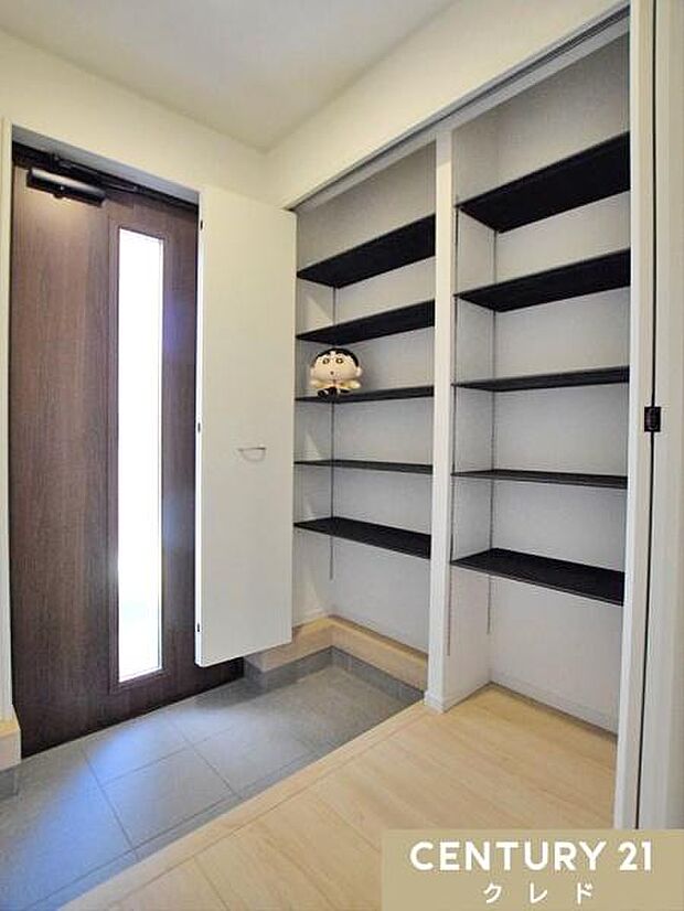 天井まで高さのある大容量のシューズボックスを完備。棚板は可動式のため、ブーツなど高さのある靴もすっきり収納できます。