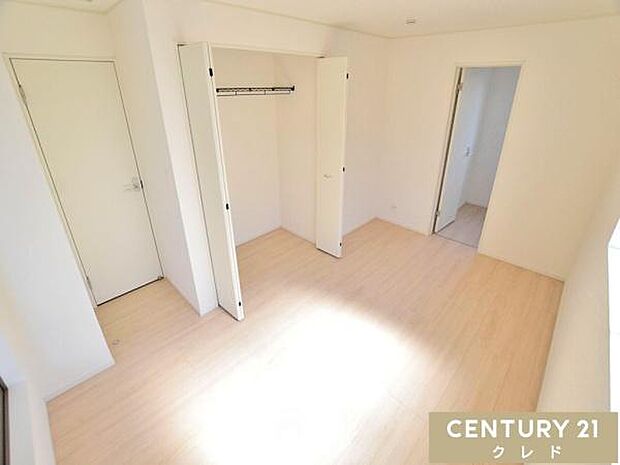 【洋室8帖】ゆとりある8帖の洋室は主寝室にぴったり。奥にはテレワークルームを備えており、仕事とプライベートの空間をしっかり分けられる間取りです。