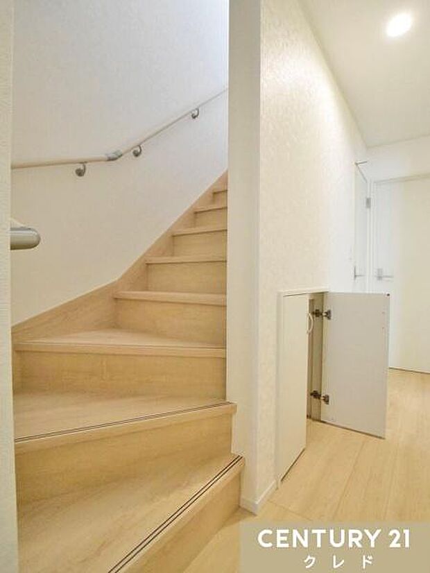 小さなお子さまやご高齢の方も安全に上り下りできる手すり付き階段。廊下収納は、消耗品のストックや掃除用品、季節外の家電の収納などにもお使いいただけます。