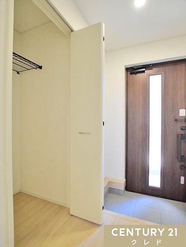 玄関ホールには便利な収納スペースを完備。ゴルフバッグやアウトドア用品など背の高い荷物もすっきり収まります。