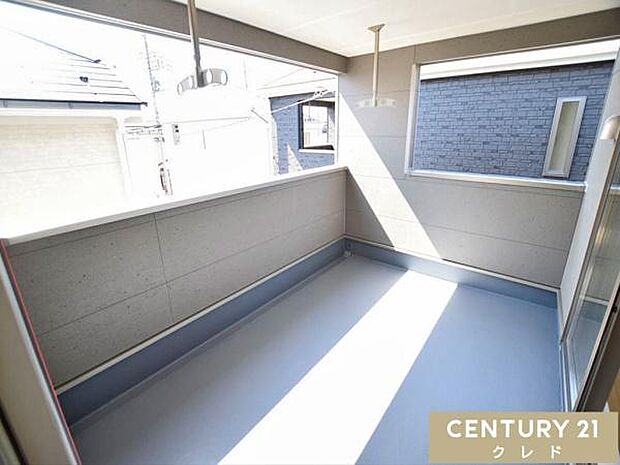 心地よい陽射しと爽やかな風が感じられる南向きのルーフバルコニー。椅子を置いてくつろいだり、プランターでガーデニングを楽しんだりと、多目的に使えるゆとりの空間です。