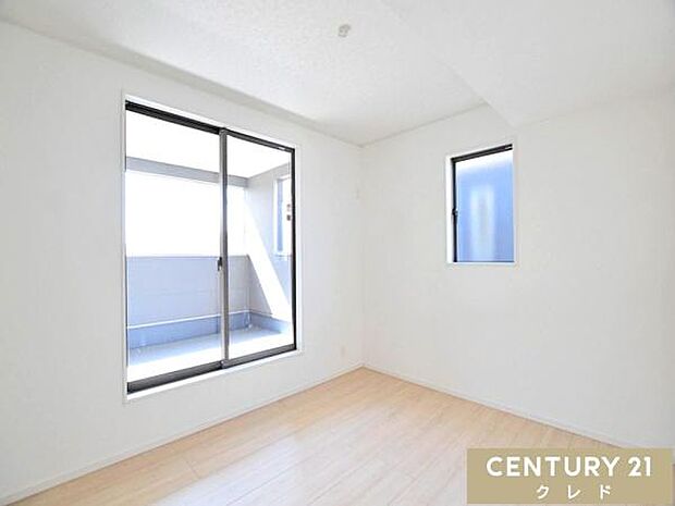 【洋室5.7帖】南向きバルコニーに面した洋室5.7帖。2面採光でたっぷりの陽光が差し込み、お部屋全体を温かく包み込みます。