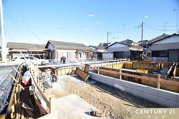 現在は基礎工事中です。床全面と立ち上がりを鉄筋コンクリートで施工することで、安心して暮らせる地震に強い基礎を造ります。