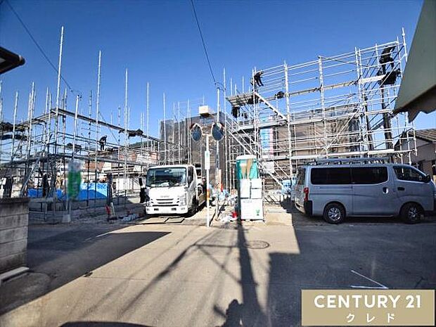 玄関を出てすぐが道路ではないため、小さなお子様の急な飛び出しのリスクが少なく、落ち着いて子育てができる環境です。