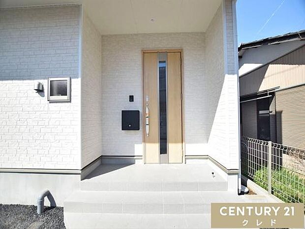 玄関ドアには便利なICキーと防犯性の高いディンプルキーを採用。夜間の帰宅時も安心な人感センサー付き玄関灯が、ご家族を温かく迎えます。