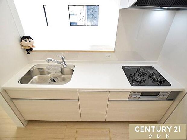 リビングで遊ぶお子さまを見守りながら調理ができる、安心の対面式キッチン。清潔感あふれる空間で、毎日の家事も楽しくなりそうです。