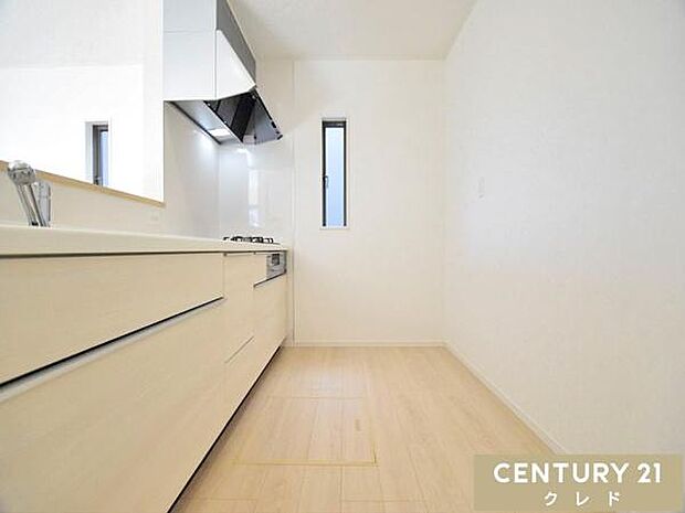 背面のスペースもゆとりがあり、冷蔵庫やカップボードを置いても広々。毎日の家事動線がスムーズになる設計です。