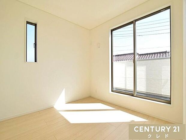 【洋室4.5帖】2面採光で陽光がたっぷり差し込む明るい4.5帖の洋室。コンパクトながらもクローゼットが完備されており、お部屋をすっきりと使えます。