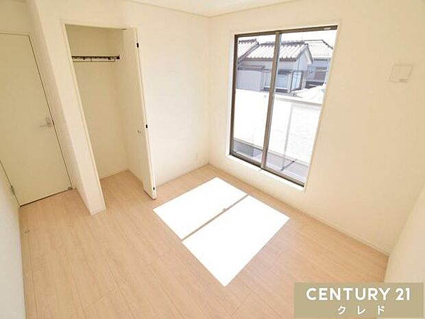 【バルコニー側6.6帖】ゆとりある広さの洋室6.6帖は、やわらかな光が差し込む心地よい空間です。主寝室としてはもちろん、子供部屋など多用途にお使いいただけます。