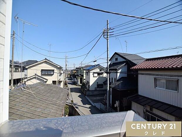 バルコニーからの眺望です。晴れた日には青空が広がり、心地よい風に包まれながら、ゆったりとした時間をお過ごしいただけます。