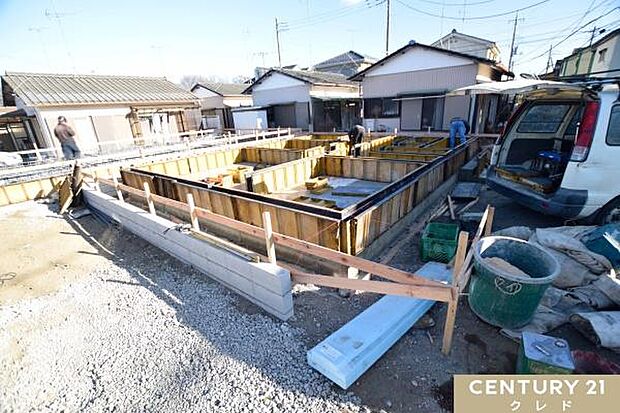 現在は基礎工事中です。床全面と立ち上がりを鉄筋コンクリートで施工することで、安心して暮らせる地震に強い基礎を造ります。