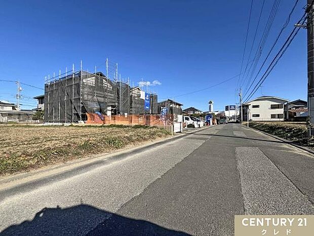 63〜72坪の広々とした敷地に、3〜4LDKの新邸が全3棟誕生。ゆとりある住空間で、家族のライフスタイルに寄り添う住まいです。