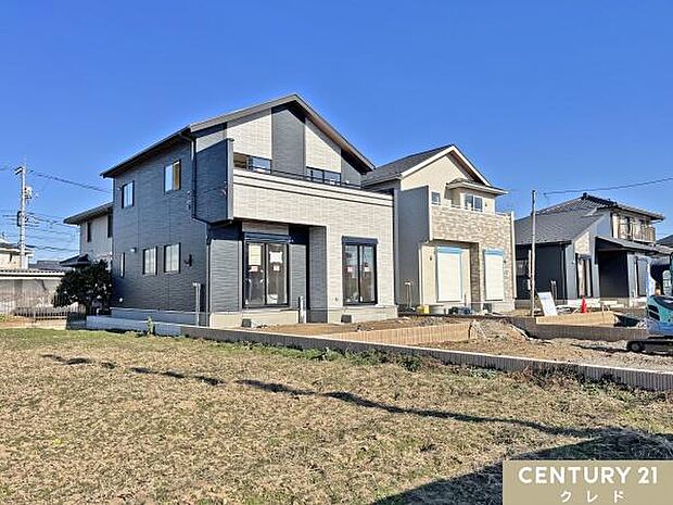 モダンな外観が青空に映える、税制優遇の長期優良住宅です。室内も完成に向けて丁寧に施工されています。