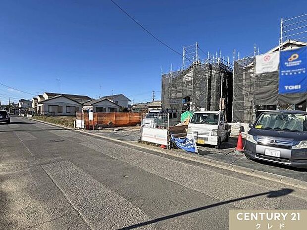 南側6m道路に面し、陽当たり良好!お車は並列3台駐車可能!急な来客時や将来お子様が免許を取得した際も安心です。