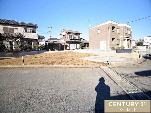 南西側5.8ｍの公道に面した、明るく開放感のある立地。駐車場は並列2台分を確保しており、お車の出し入れもスムーズに行えます。