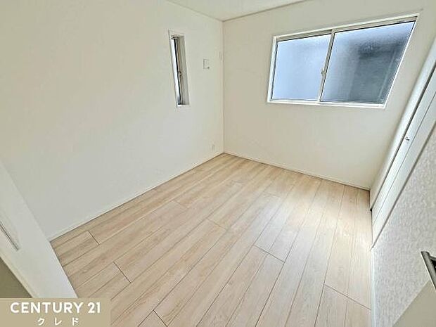 【洋室5.25帖】子供部屋にもピッタリな洋室。勉強机や本棚、ベッドなどの家具を置いてもゆとりがあり、快適にお過ごしいただけます。