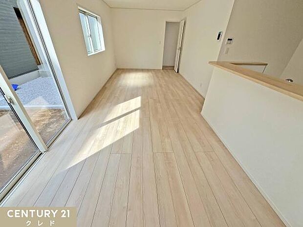 【LDK18帖】南西側に開口部を設けたリビングは、明るい光がたっぷりと入る居心地の良い空間。ご家族みんなが自然体で心地良く過ごすことができます。