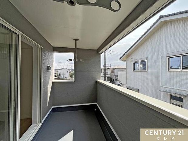 南西向きで陽当たり良好。開放的なインナーバルコニー。椅子を置いてくつろいだり、プランターでガーデニングを楽しんだりと、多目的に使えるゆとりの空間です。