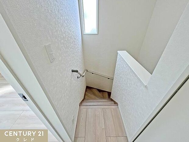 安全性に配慮した手すり付き階段。小さなお子さまやご高齢の方も安全に上り下りできる、ご家族みんなが安心して使えるやさしい設計です。