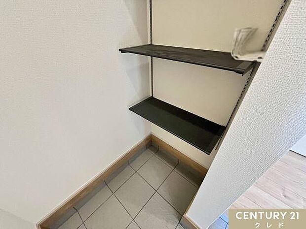 土間収納にはロングブーツやトレッキングシューズはもちろん、ベビーカーやお子様の三輪車、外遊びの道具なども、泥汚れを気にせずそのまま収納可能。