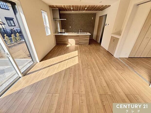 【LDK17帖】折上天井と化粧梁を採用し、空間に奥行きとアクセントをプラスしたこだわり仕様。家具を置いてもゆとりある動線を確保できる広さ。