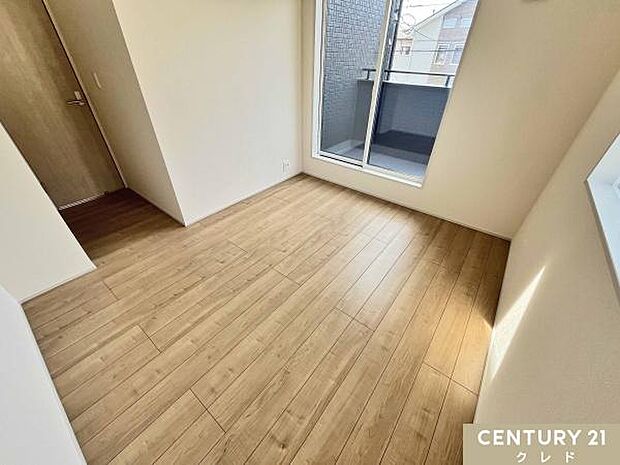 【洋室5.25帖　南西側】たっぷり収納できるウォークインクローゼット付きで、お部屋をいつもスッキリと保てます。住空間を最大限に広く使えます。