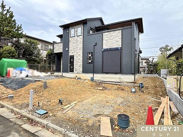 お住まいの外観が完成していました。室内も来年の完成予定に向けて丁寧に施工しています。