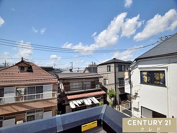 バルコニーからの眺望です。晴れた日には青空が広がり、心地よい風に包まれながら、ゆったりとした時間をお過ごしいただけます。