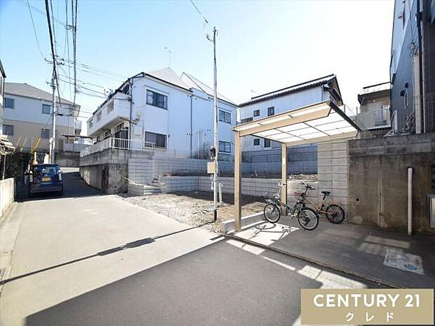 周辺にはスーパーなどの商業施設に加え、教育機関も充実。子育て世帯にも嬉しい、便利で安心な住環境が整っています。