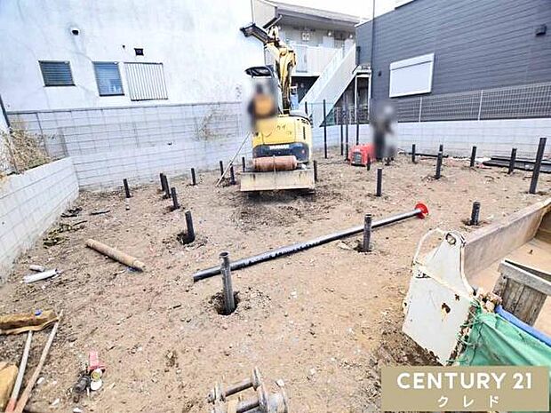 安心・安全な住まいづくりのため、基礎工事の前に『地盤改良工事』を行っています!地中に鋼管杭を打ち込み、足元からしっかりと建物を支える準備をしています。