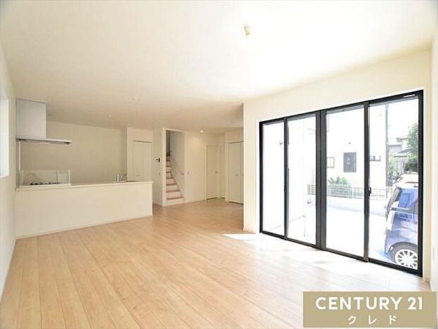 【LDK22.2帖】家具を置いてもゆとりを感じられる広さ。お好きなインテリアに囲まれた住空間で癒されながら家族との時間を育むことができます。