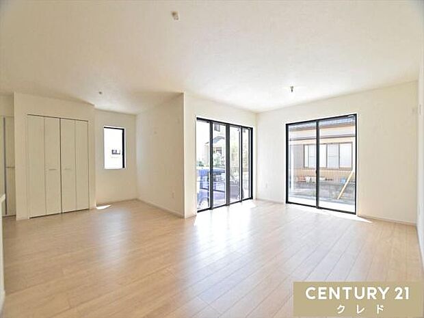 【LDK22.2帖】3面採光のリビングは、気持ちの良い光が差し込む快適な住空間。広さと明るさを兼ね備えたご家族でのびのび過ごせる間取りです。