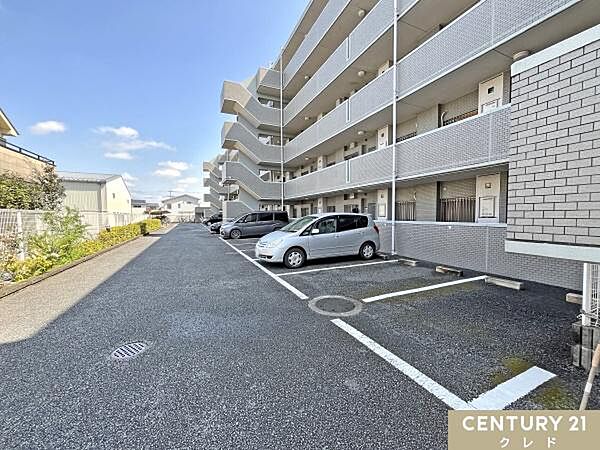 敷地内には平面駐車場あり（月額6500円）空きの場所や車サイズの制限もありますので、ご希望の場合はお気軽にご確認くださいませ。