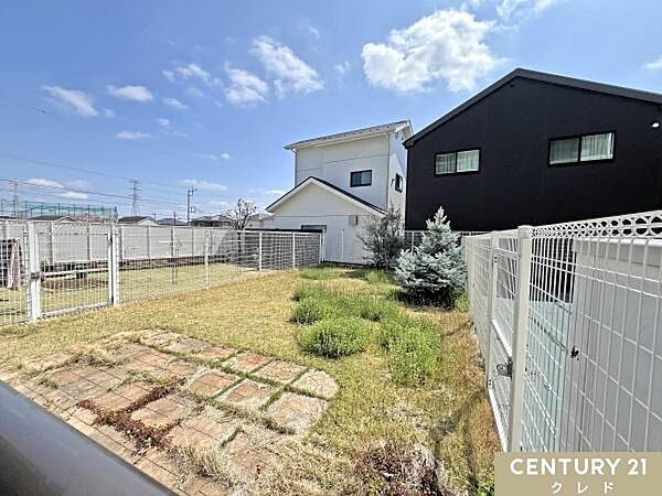 南向きで陽光が降り注ぐ、開放感あふれる専用庭。ガーデニングや家庭菜園を楽しんだりと、マンションでありながら自然を感じられるプライベート空間です。