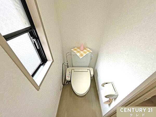 快適性と衛生面を兼ね備えたウォシュレット機能付きトイレ。小窓があることでこもりがちなニオイや湿気もこまめに換気でき、いつでも快適に保てます。