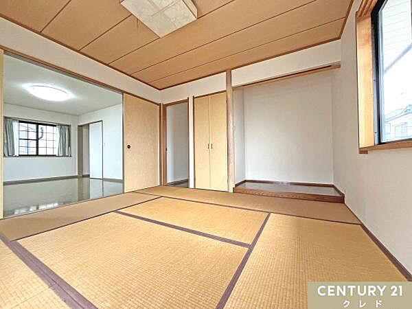 【2階　和室8帖】い草の香りが心地いい和室。来客時に座布団を出せば応接間として、布団を敷けばお客様用の寝室としても使うことができます。