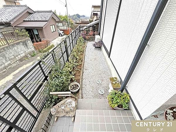 敷地内にはちょっとしたお庭付き。植物を育てたり、花を植えたり、日々の生活に彩りを与えてくれます。