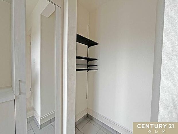 ベビーカーやゴルフバッグ、アウトドア用品など、外で使うものをそのまま収納できる土間収納。棚板の高さを自由に変えられる可動棚を採用しており、ブーツや長靴の収納にも便利です。