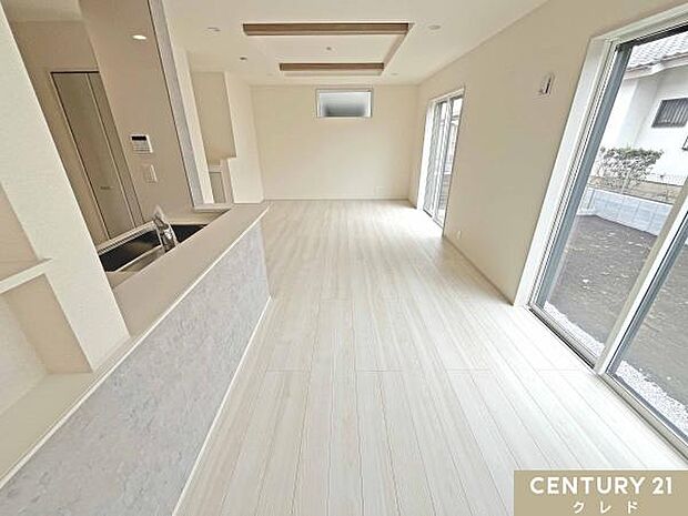 【LDK19帖】白を基調とした清潔感あふれる19帖のLDK。折り上げ天井の木目アクセントがおしゃれな空間を演出します。