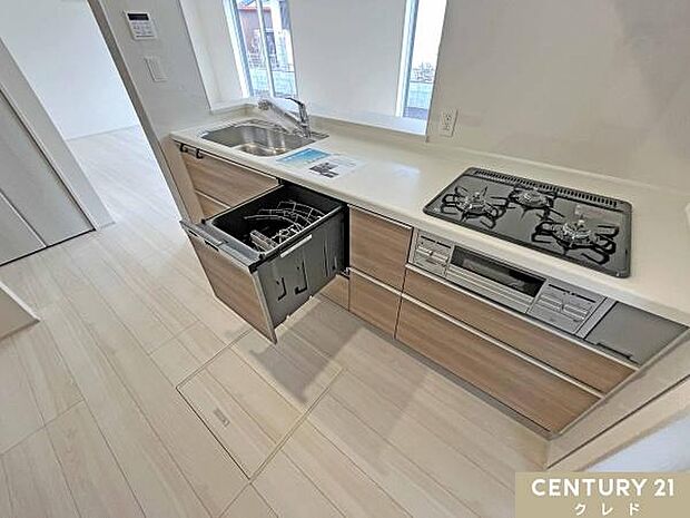 リビングを見渡せる対面式キッチンには、家事の時短に大活躍のビルトイン食洗機を標準装備!後片付けはお任せして、ご家族とのゆとりある時間を楽しめます。