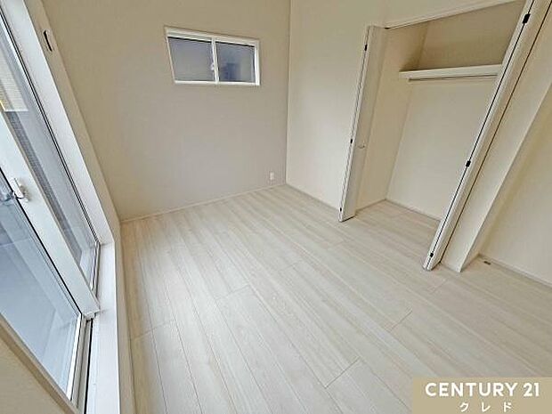 【洋室6帖】南東向きのバルコニーからたっぷりの光が降り注ぐ洋室6帖。スッキリとした平天井なので、背の高い家具も配置しやすく、お部屋を広々と使えます。